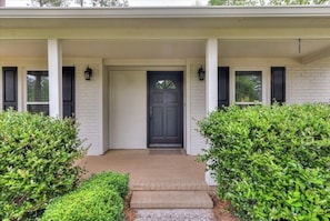 Exterior detail - Masters Getaway - Less than 10 minutes from ANGC - Sleeps 8 - Pool + Outdoor TV (Martinez)