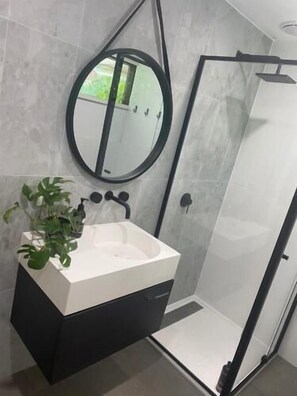 Towels, shampoo, toilet paper