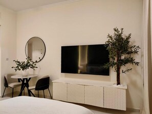 House - Refined Studio w Top Facilities in Damac Hills (Dubai)