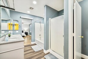 Toallas, jabón, papel de baño 