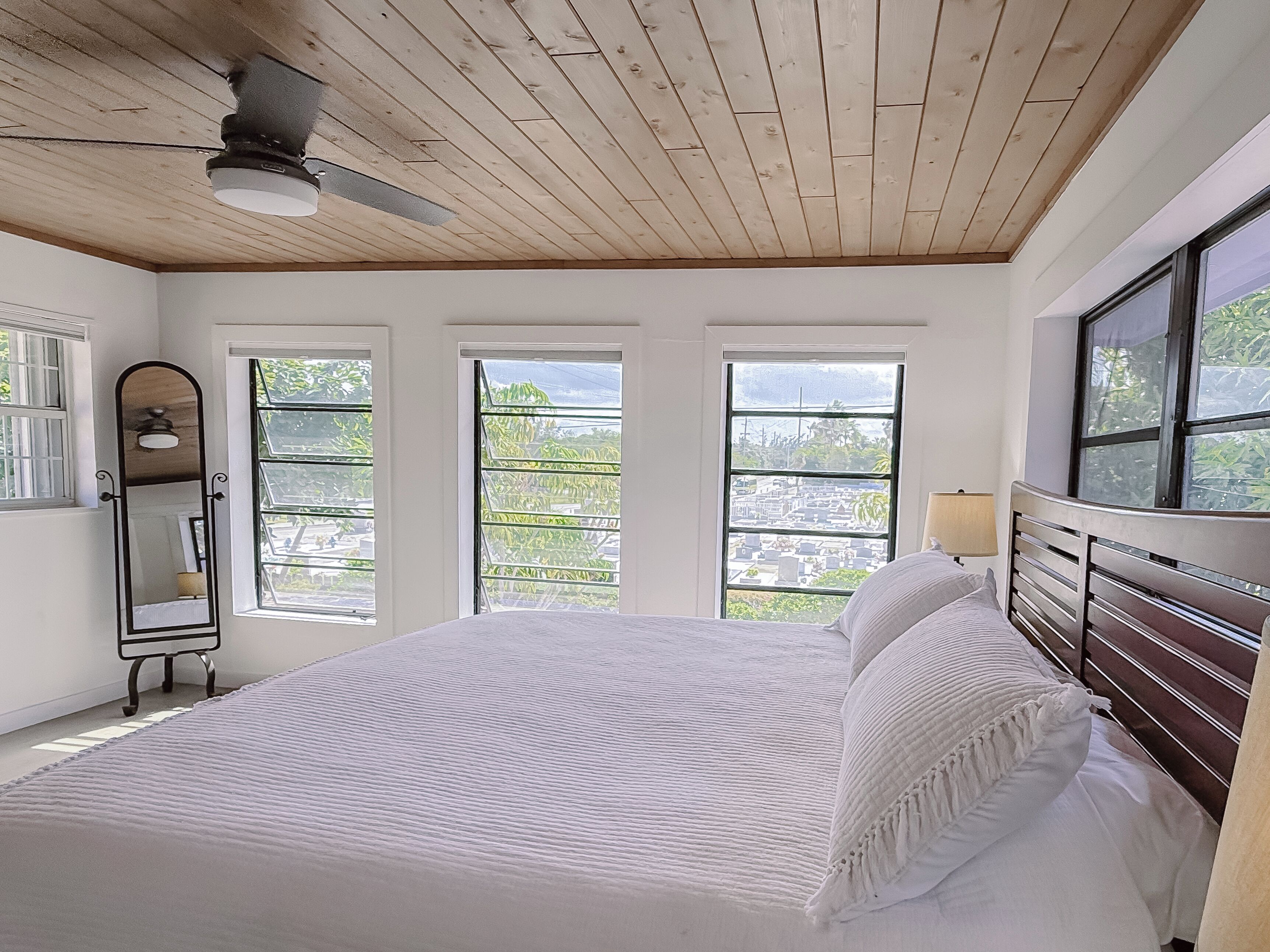 Tabla de planchar con plancha, wifi, ropa de cama