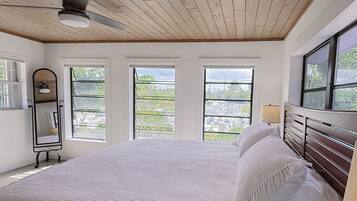 Tabla de planchar con plancha, wifi, ropa de cama