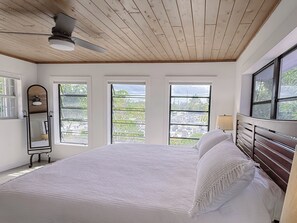 Iron/ironing board, WiFi, bed sheets - Emerald Bay Studio. Cemetery Beach. West Bay (West Bay)