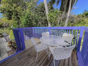 Outdoor dining - Emerald Bay Studio. Cemetery Beach. West Bay (West Bay)