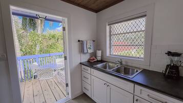 Microondas, horno y placa de cocina