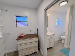 Regadera, secadora de cabello, toallas, papel de baño 