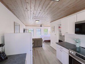 Microwave, oven, stovetop - Emerald Bay Studio. Cemetery Beach. West Bay (West Bay)