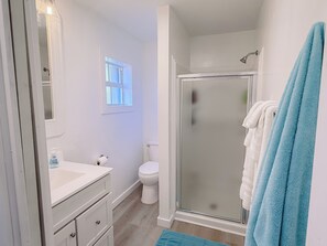 Shower, hair dryer, towels, toilet paper - Emerald Bay Studio. Cemetery Beach. West Bay (West Bay)
