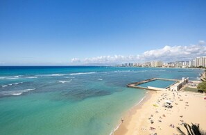 On the beach - Sans Souci 805—Unbeatable Pacific Ocean front King Villa Sleeps 3—8thFL⁓MONTHLY⁓ (Honolulu)