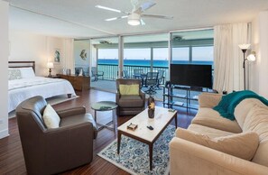Smart TV - Sans Souci 805—Unbeatable Pacific Ocean front King Villa Sleeps 3—8thFL⁓MONTHLY⁓ (Honolulu)