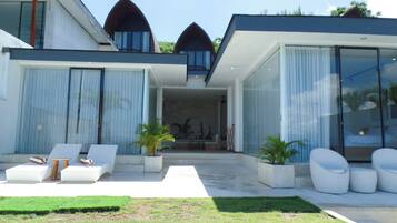 Uma casa moderna com piscina, área de estar externa e vista para o interior.