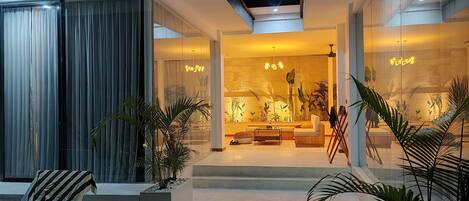 Villa de lujo, vista al océano | Decoración personalizada, muebles diferentes y escritorio