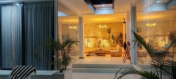 Minibar, decoración personalizada, muebles diferentes y escritorio 