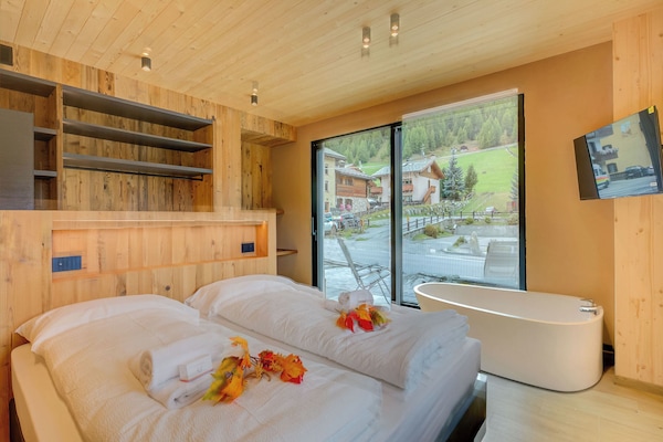 Twin bedroom