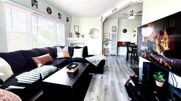 Smart TV, pebolim, biblioteca musical, aparelho de som