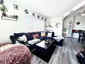 Una Smart TV, un futbolín, una biblioteca de música