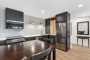Refrigerador, microondas, horno, placa de cocina