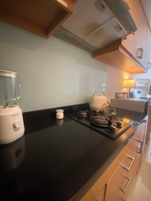 Private kitchen - 2 BR Apartment in Sudirman - Kuningan Area 4-6 pax (Jakarta)