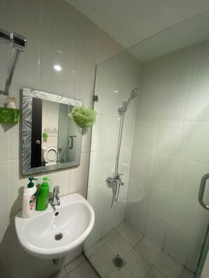 Shower, hair dryer, bidet, towels - 2 BR Apartment in Sudirman - Kuningan Area 4-6 pax (Jakarta)