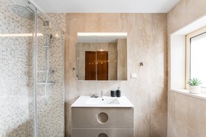Shower, hair dryer, towels