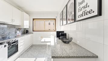 Réfrigérateur, four à micro-ondes, un four, lave-vaisselle