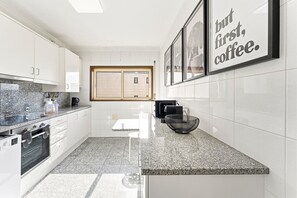 Fridge, microwave, oven, dishwasher - GuestReady - Charming duplex with twin terraces (Vila Nova de Gaia)