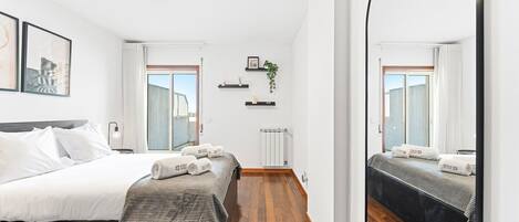 Iron/ironing board, Internet, bed sheets