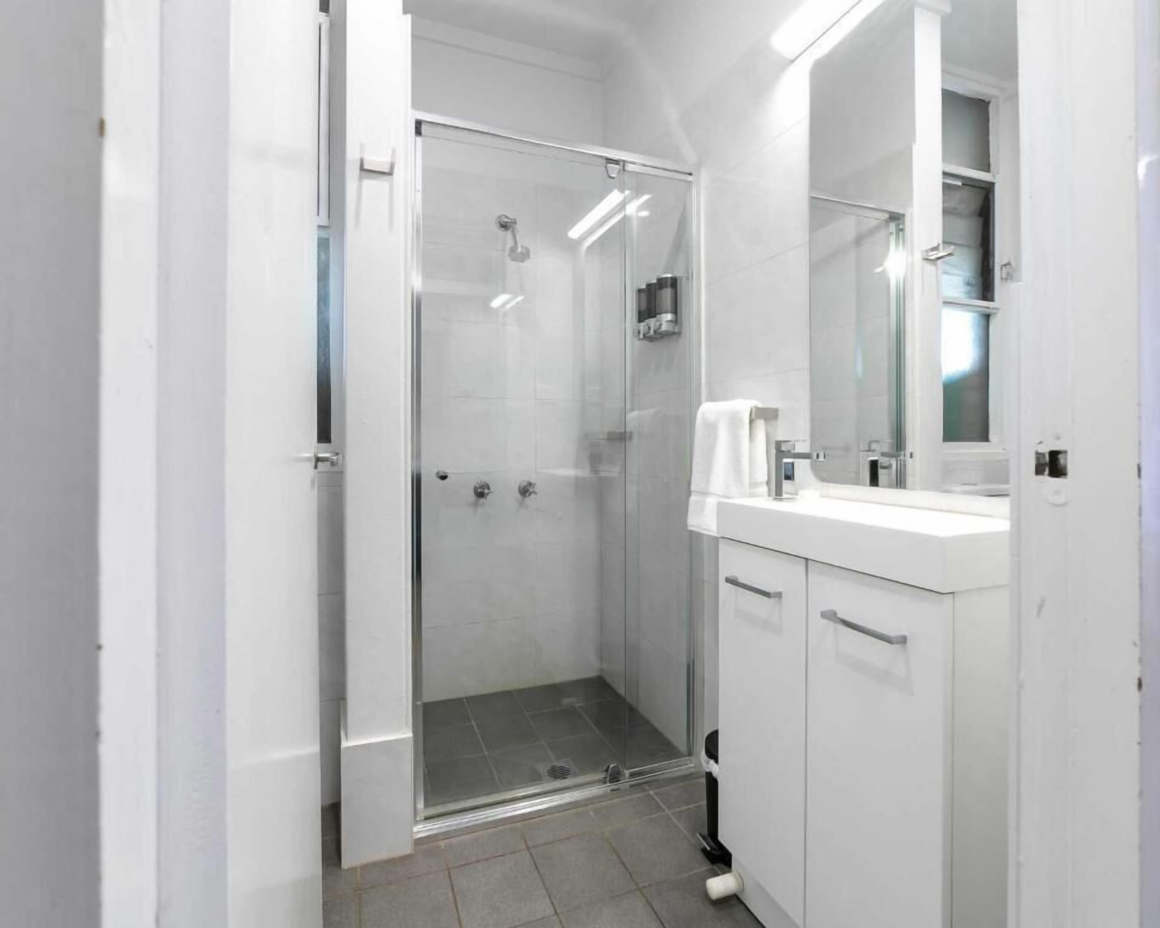 Triple Room, Multiple Beds, Non Smoking | Bathroom