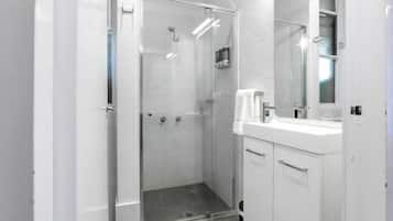 Triple Room, Multiple Beds, Non Smoking | Bathroom