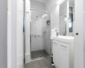 ห้องทริปเปิล, หลายเตียง, ปลอดบุหรี่ | ห้องน้ำ | ฝักบัว, ของใช้ในห้องน้ำฟรี, ผ้าเช็ดตัว, สบู่