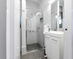 Triple Room, Multiple Beds, Non Smoking | Bathroom | Shower, free toiletries, towels, soap