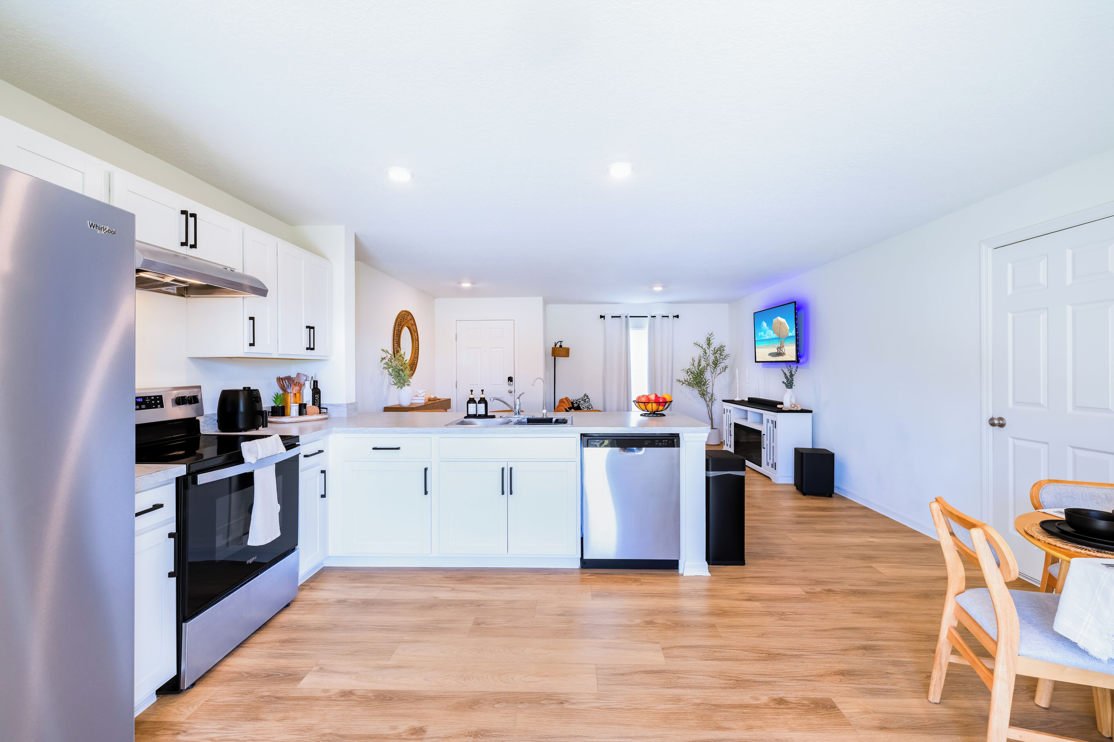 Fridge, oven, stovetop, dishwasher