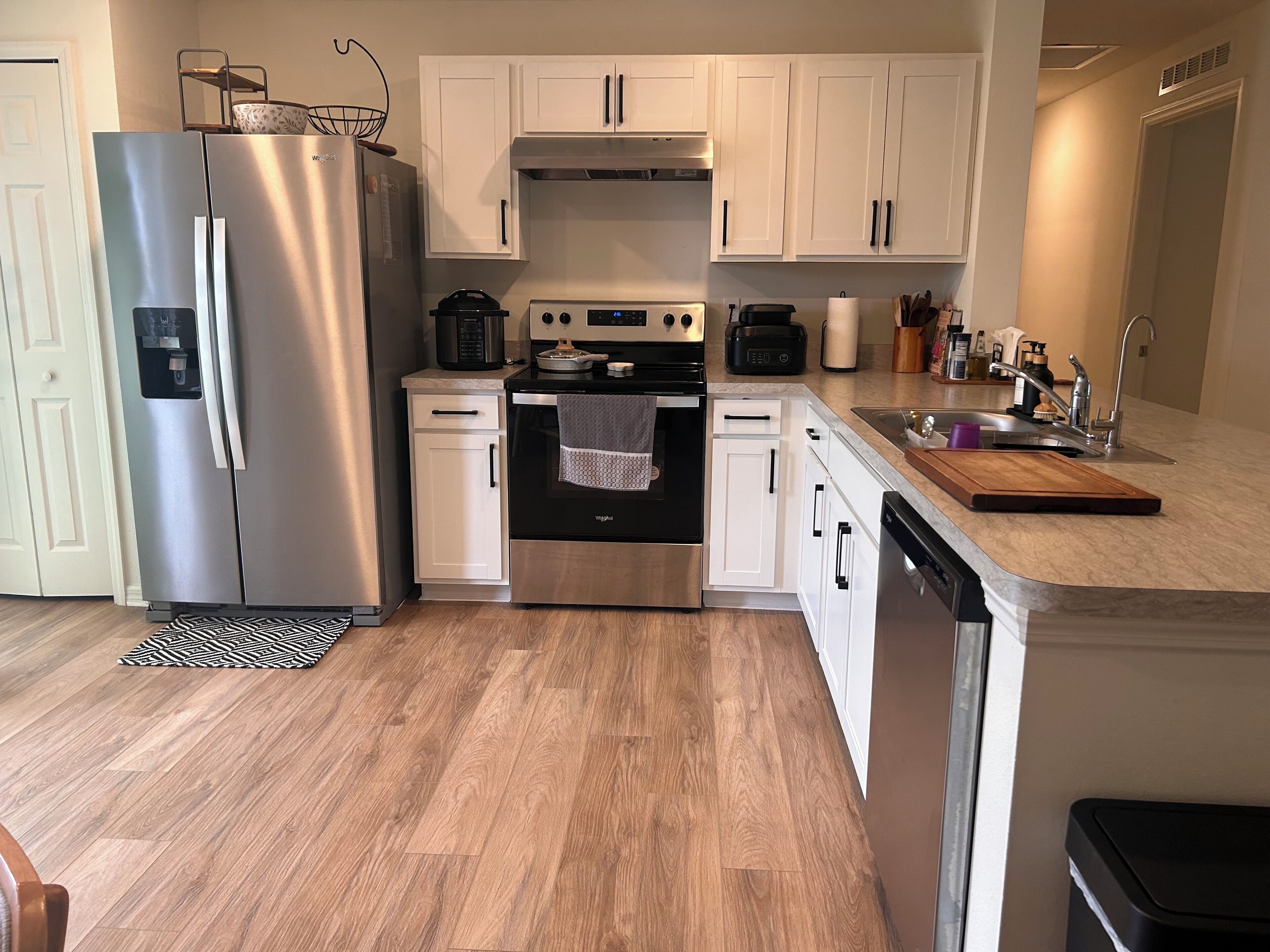 Een oven, een kookplaat, een vaatwasser