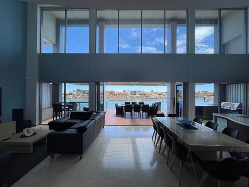 Sea Breeze Waterfront Retreat - Wallaroo Marina Frontage
