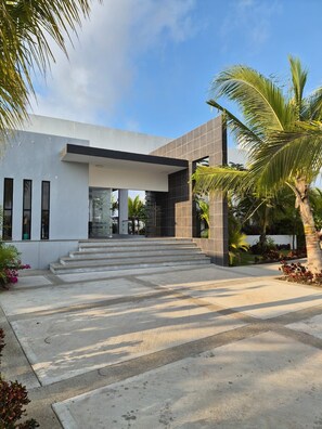 Exterior - Modern House with Beach Club for 8 + Beach Club in Acapulco Diamante (Acapulco de Juárez)