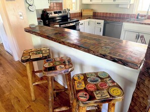 Una cocina con isla de madera, armarios blancos y salpicadero de azulejos.