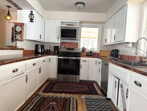 Fridge, microwave, oven, stovetop - Vintage Ski Haus - Near Wedding Garden in Mt.CB (Crested Butte)