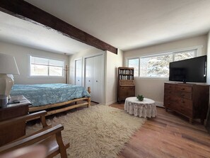 5 bedrooms, iron/ironing board, free WiFi, bed sheets - Vintage Ski Haus - Near Wedding Garden in Mt.CB (Crested Butte)