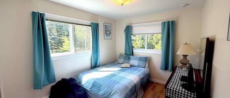 5 bedrooms, iron/ironing board, WiFi (free), bed sheets