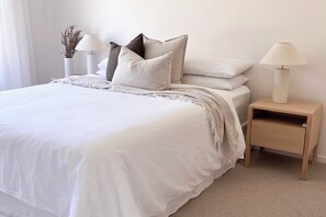 4 habitaciones, escritorio y tabla de planchar con plancha 