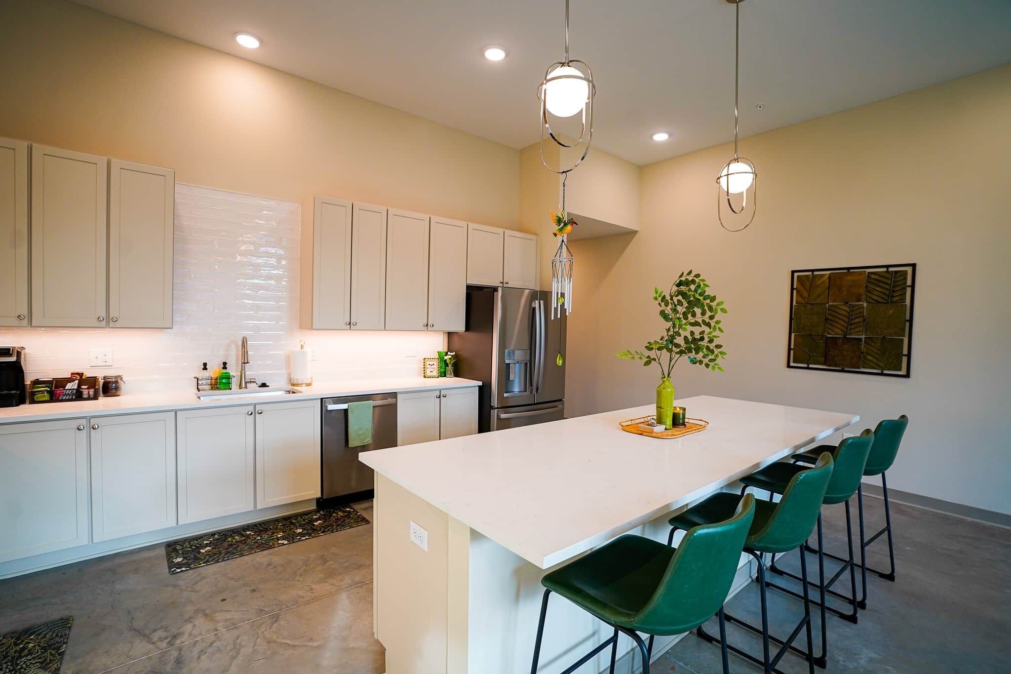 冷蔵庫、電子レンジ、オーブン、コンロ