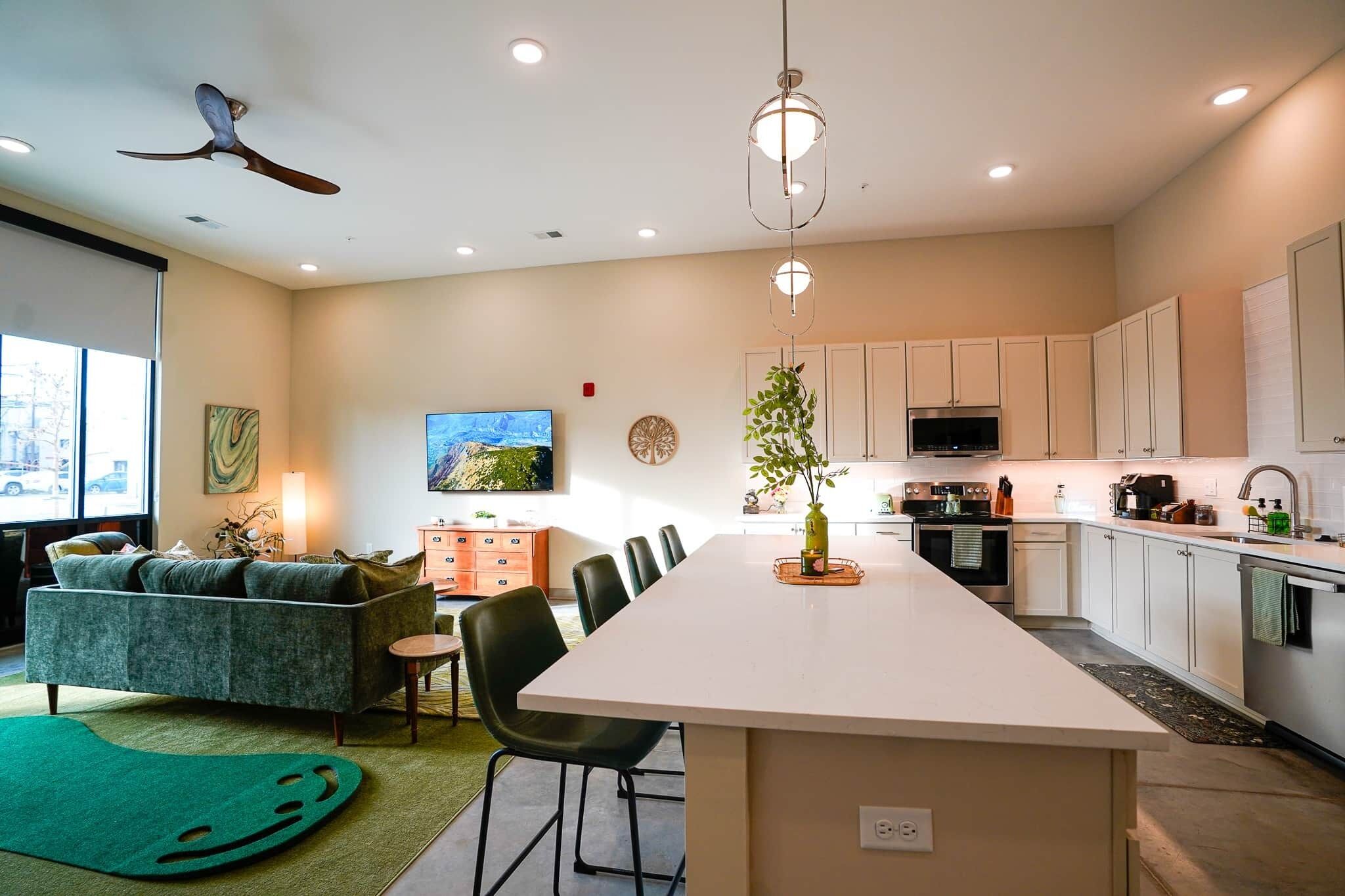 冷蔵庫、電子レンジ、オーブン、コンロ