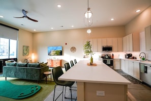 Jääkaappi, mikroaaltouuni, uuni, liesi