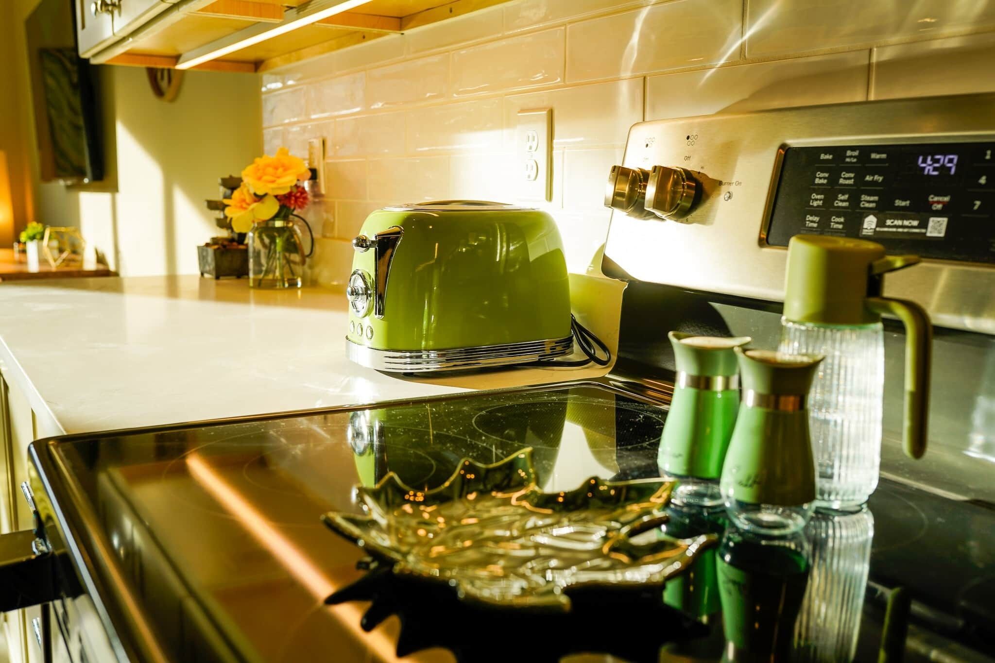 Kylskåp, mikrovågsugn, ugn och spishäll