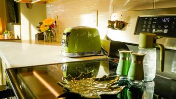 Kylskåp, mikrovågsugn, ugn och spishäll