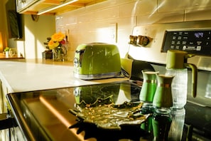 Kylskåp, mikrovågsugn, ugn och spishäll