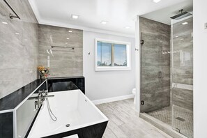 Shower, hair dryer, towels, soap - Ultra-Luxury 5BR Villa Heated Pool Game Room near Beach (Dania Beach)