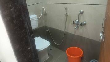 Family Room | Bathroom | Shower, free toiletries, towels, soap
