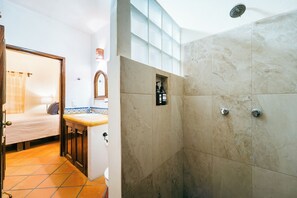 Een douche, een haardroger, handdoeken, zeep