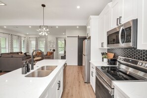 Private kitchen - Tranquil Retreat, Hot Tub, 6 Baths, Fully Gated w/ Parking (Houston)